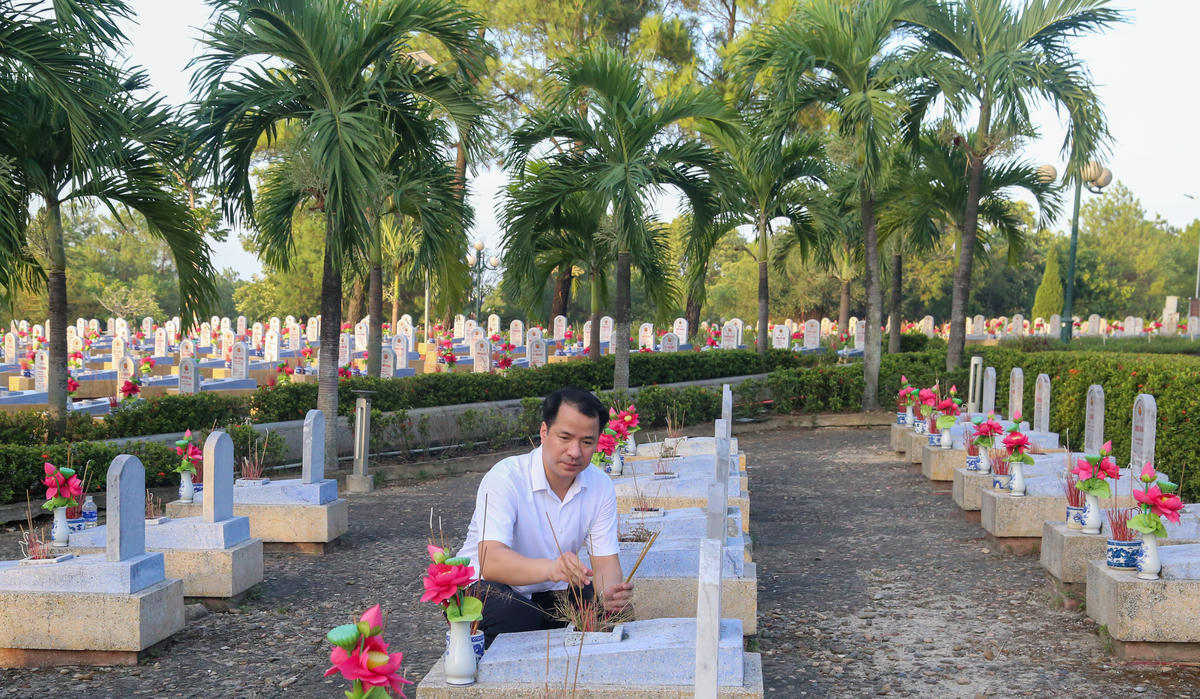 Đoàn công tác của Đảng ủy MTTQ, các đoàn thể Trung ương tri ân liệt sĩ tại Quảng Trị