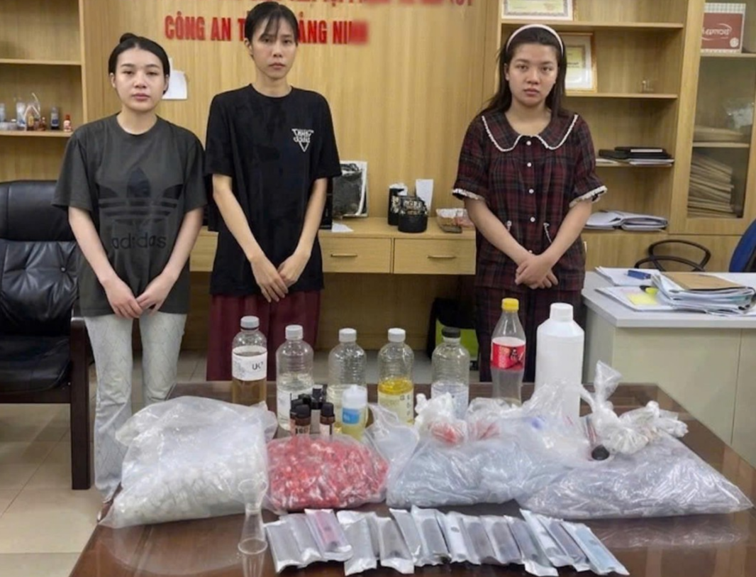 3 đối tượng khác trong đường dây, cùng tang vật bị thu giữ tại cơ quan công an.