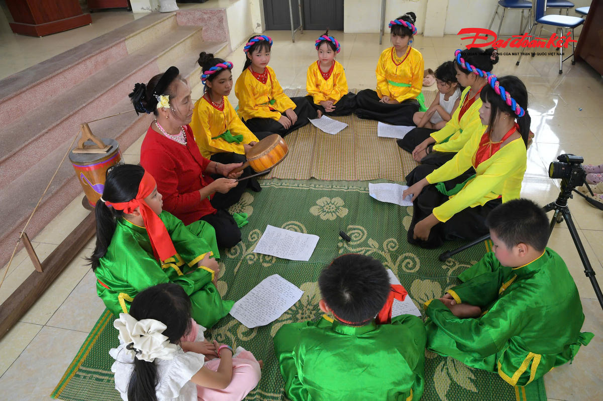 Hát trống quân Phúc Lâm được trao truyền chủ yếu bằng hình thức truyền khẩu và thực hành trực tiếp trong cộng đồng.