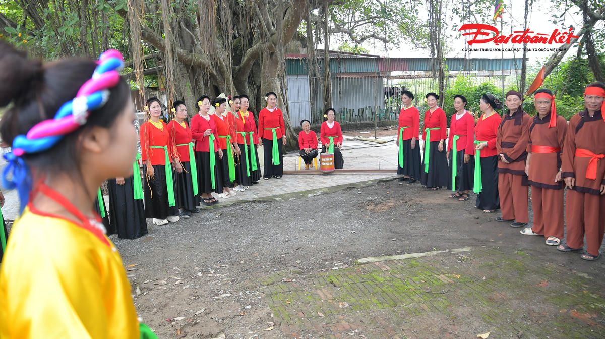 Khi cuộc hát kết thúc, hai bên cùng thực hiện phần hát giã bạn. Những lời ca chia tay thể hiện sự lưu luyến, trân trọng và lời hẹn gặp lại trong mùa hội năm sau. Đây không chỉ là phần kết thúc của một cuộc hát mà còn là biểu hiện sinh động của văn hóa ứng xử giàu tính nhân văn trong cộng đồng làng quê Bắc Bộ.