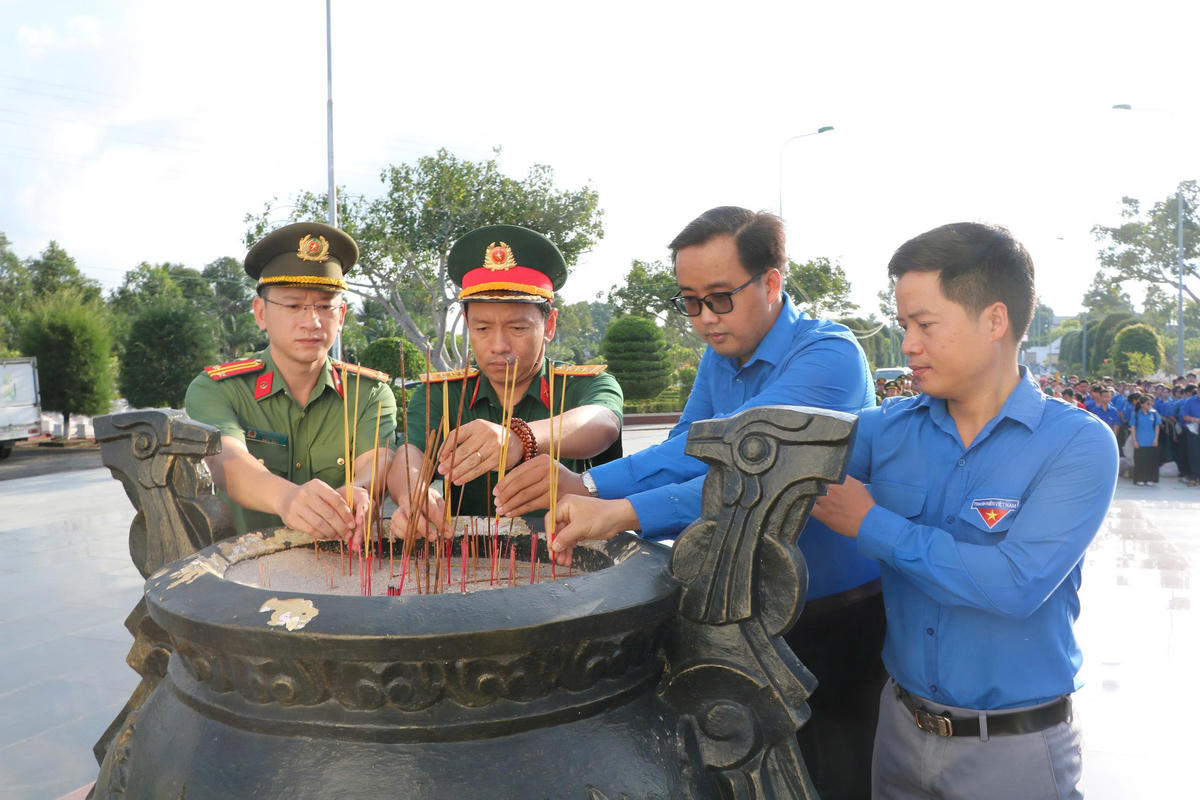 Các đại biểu dâng hương tại nghĩa trang Liệt sĩ tỉnh An Giang (phường Rạch Giá). Ảnh: Tiến Dũng
