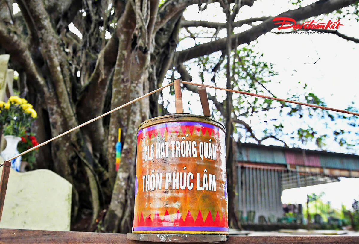 Để chuẩn bị cho một cuộc hát, người dân chế tác trống quân – nhạc cụ duy nhất được sử dụng trong diễn xướng. 