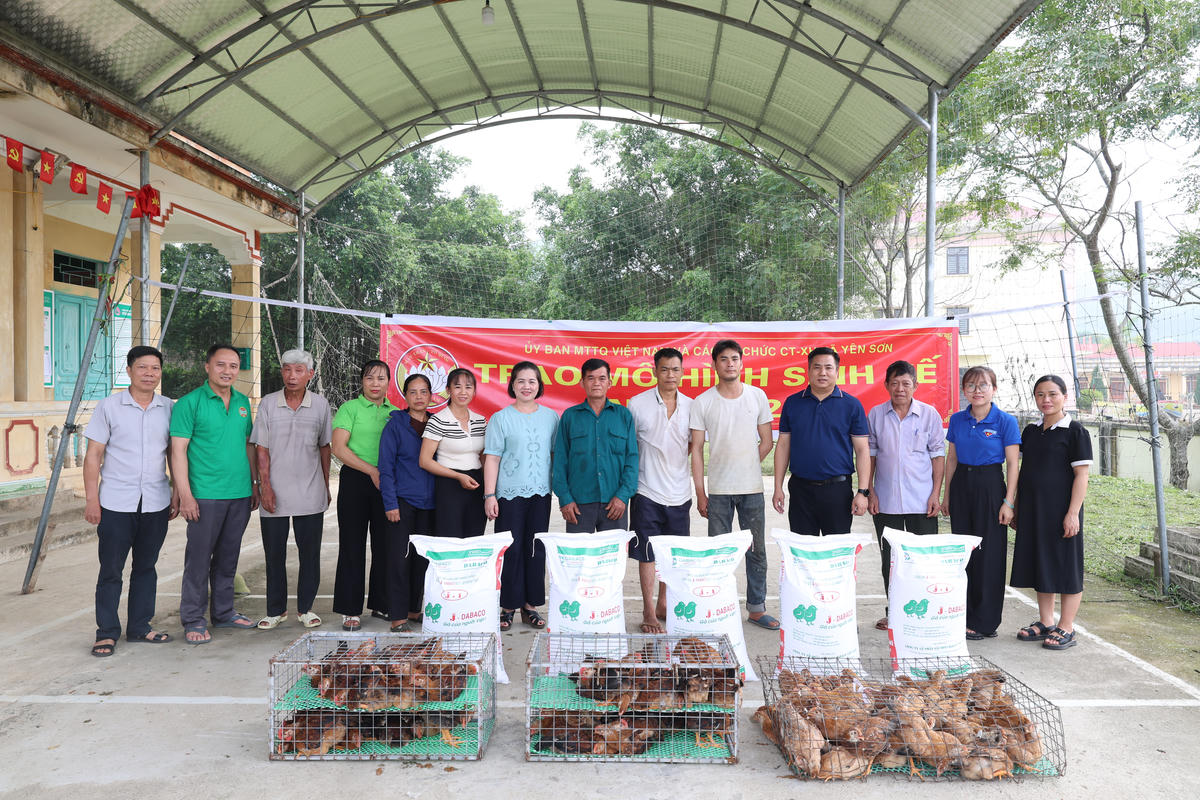MTTQ và các tổ chức chính trị xã hội Yên Sơn trao gà giống cho hộ nghèo.