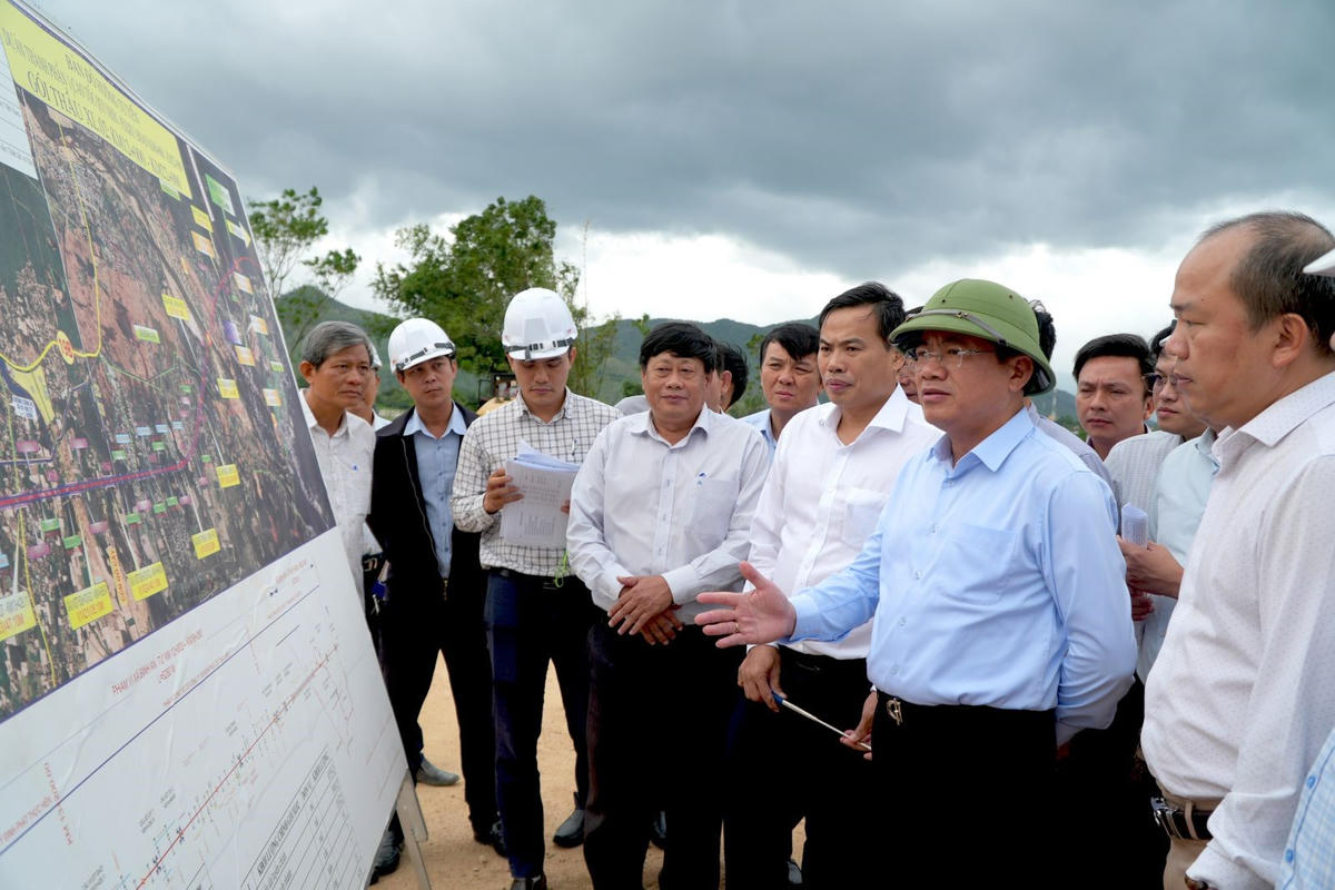 Chủ tịch UBND tỉnh Gia Lai Phạm Anh Tuấn (dội mũ cối) kiểm tra một dự án trên địa bàn. Ảnh: ĐS.