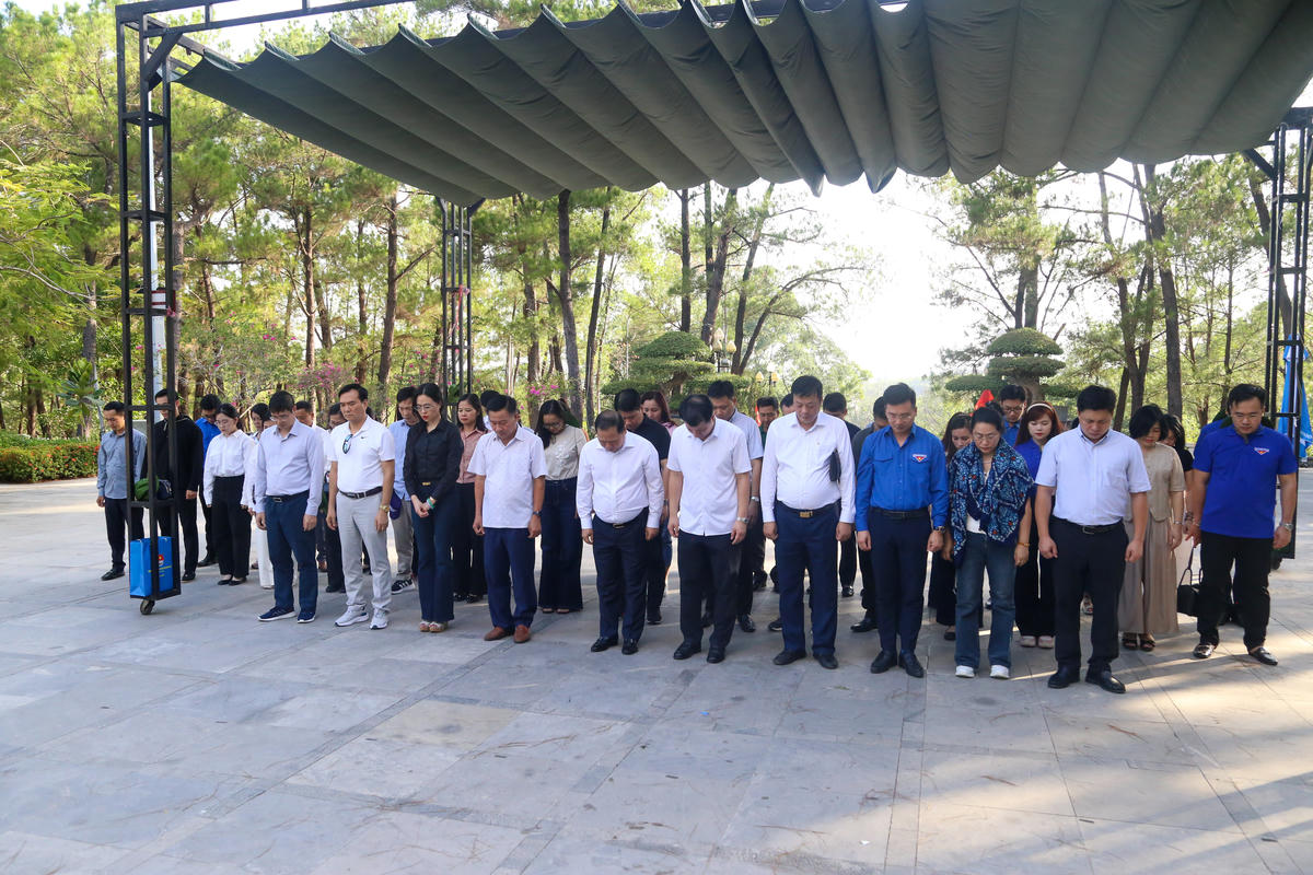 Đoàn công tác của Đảng ủy MTTQ, các đoàn thể Trung ương tri ân liệt sĩ tại Quảng Trị