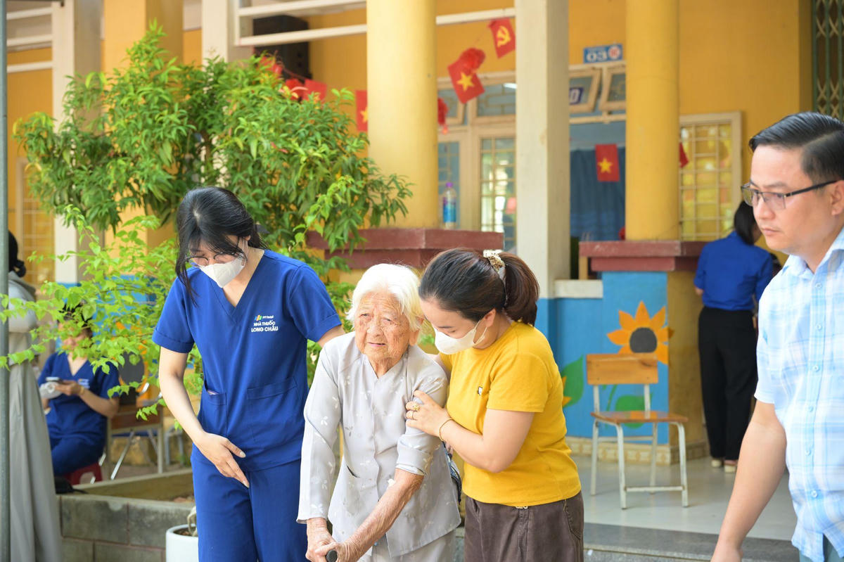 Thân nhân liệt sĩ tại xã Bình Sơn, Quảng Ngãi tham gia chiến dịch thu nhận mẫu ADN. Ảnh: H.Khánh.
