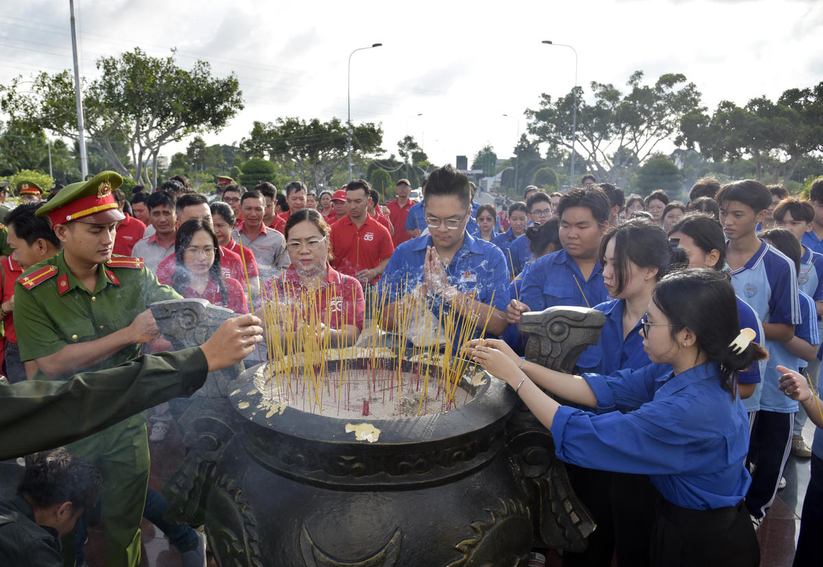 Các đại biểu dâng hương tại nghĩa trang Liệt sĩ tỉnh An Giang (phường Rạch Giá). Ảnh: Tỉnh đoàn An Giang