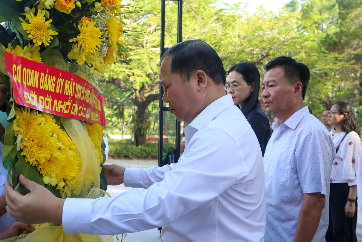 Đoàn công tác của Đảng ủy MTTQ, các đoàn thể Trung ương viếng khu mộ Đại tướng Võ Nguyên Giáp