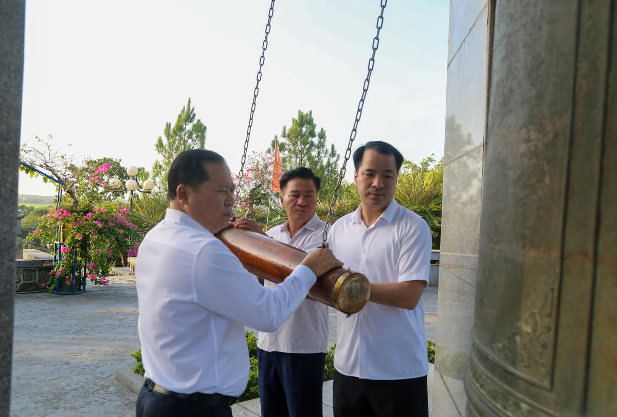 Đoàn công tác của Đảng ủy MTTQ, các đoàn thể Trung ương tri ân liệt sĩ tại Quảng Trị