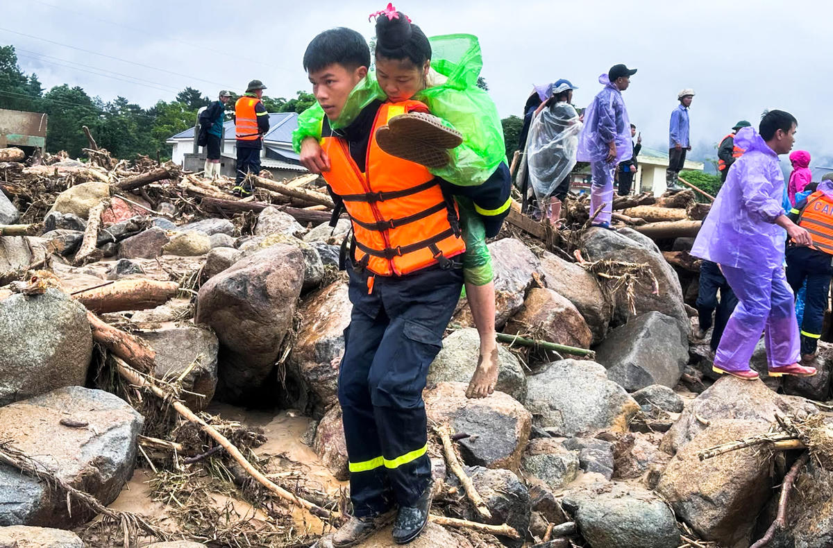 Quá trình kiên trì ứng cứu, toàn bộ 4 nạn nhân đã được đưa ra khỏi vùng nguy hiểm, đảm bảo an toàn tuyệt đối về sức khỏe. Ảnh: Công an tỉnh Lai Châu.