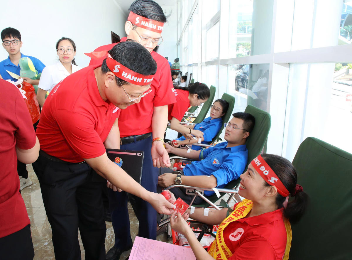 Quảng Ninh tiếp nhận 883 đơn vị máu tại chương trình “Giọt hồng Đất Mỏ” năm 2026