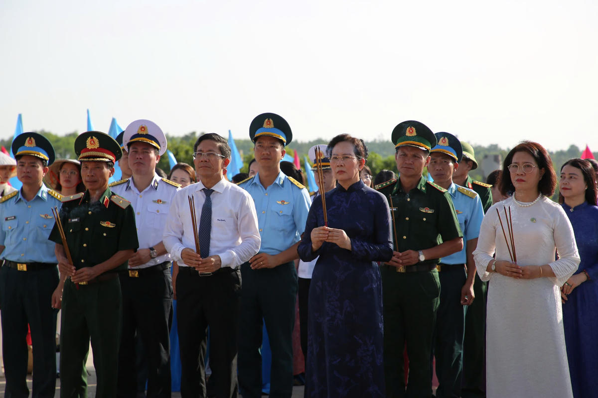 Chủ tịch Hội LHPN Việt Nam Lê Thị Thủy (ở giữa) dâng hương tri ân Mẹ Việt Nam anh hùng và các anh hùng liệt sĩ. Ảnh: CĐ.