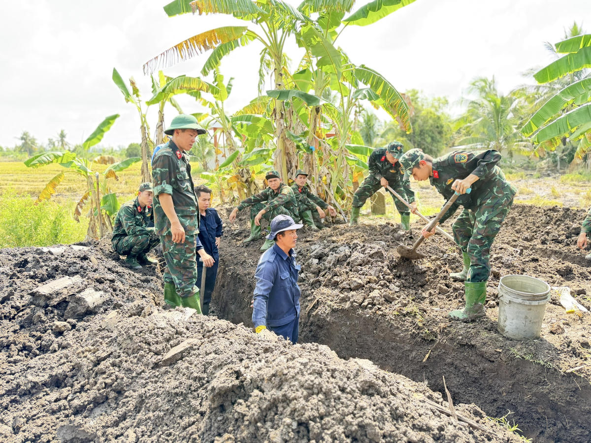 Lực lượng chức năng khai quật tại khu đất nghi là phần mộ của chiến sĩ hy sinh có tên là Nguyễn Thị Út, sinh năm 1950. Ảnh Hồng Thắm
