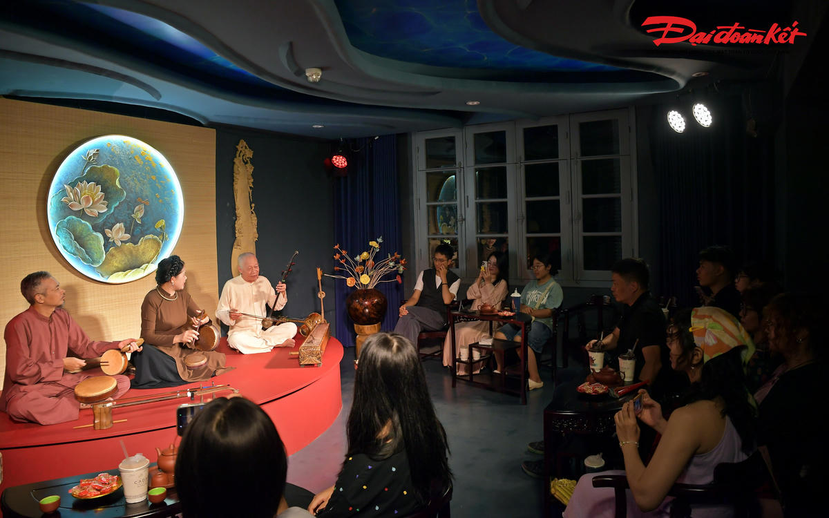 Tiếp nối hành trình, du khách được đến với "Xẩm Show" - nơi khán giả được thưởng thức những làn điệu xẩm đặc sắc, giàu giá trị nghệ thuật và chiều sâu văn hóa.