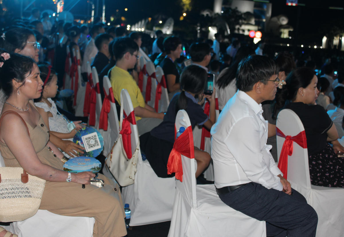 Du khách tham gia lễ khai mạc Festival Biển Khánh Hòa 2026.