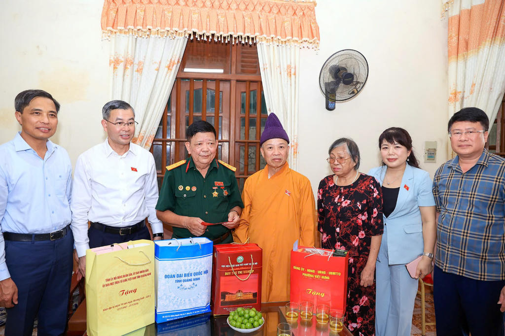 Bộ trưởng cùng đoàn công tác thăm hỏi và tặng quà thương binh Hà Xuân Hới, thương binh hạng 4/4. Ảnh: MOF.