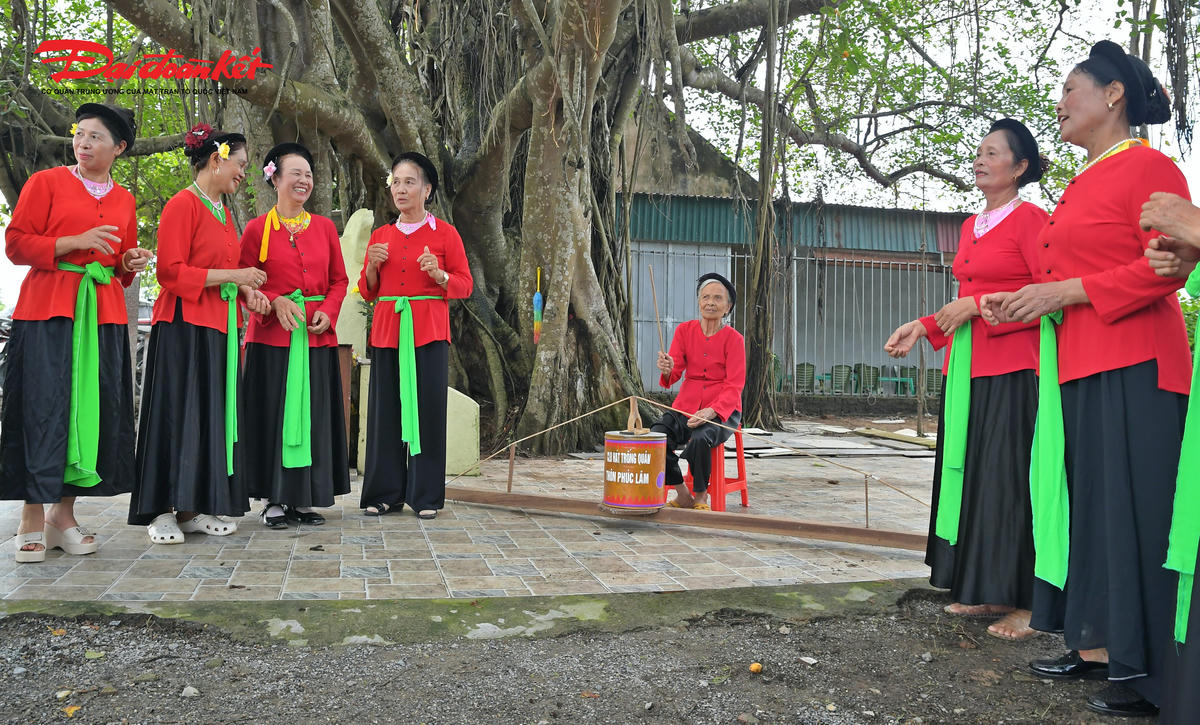 Các thành viên trong nhóm thường trao đổi, góp ý và hỗ trợ nhau tìm lời đáp phù hợp. Chính sự phối hợp này đã tạo nên tinh thần cộng đồng đặc trưng của loại hình diễn xướng.