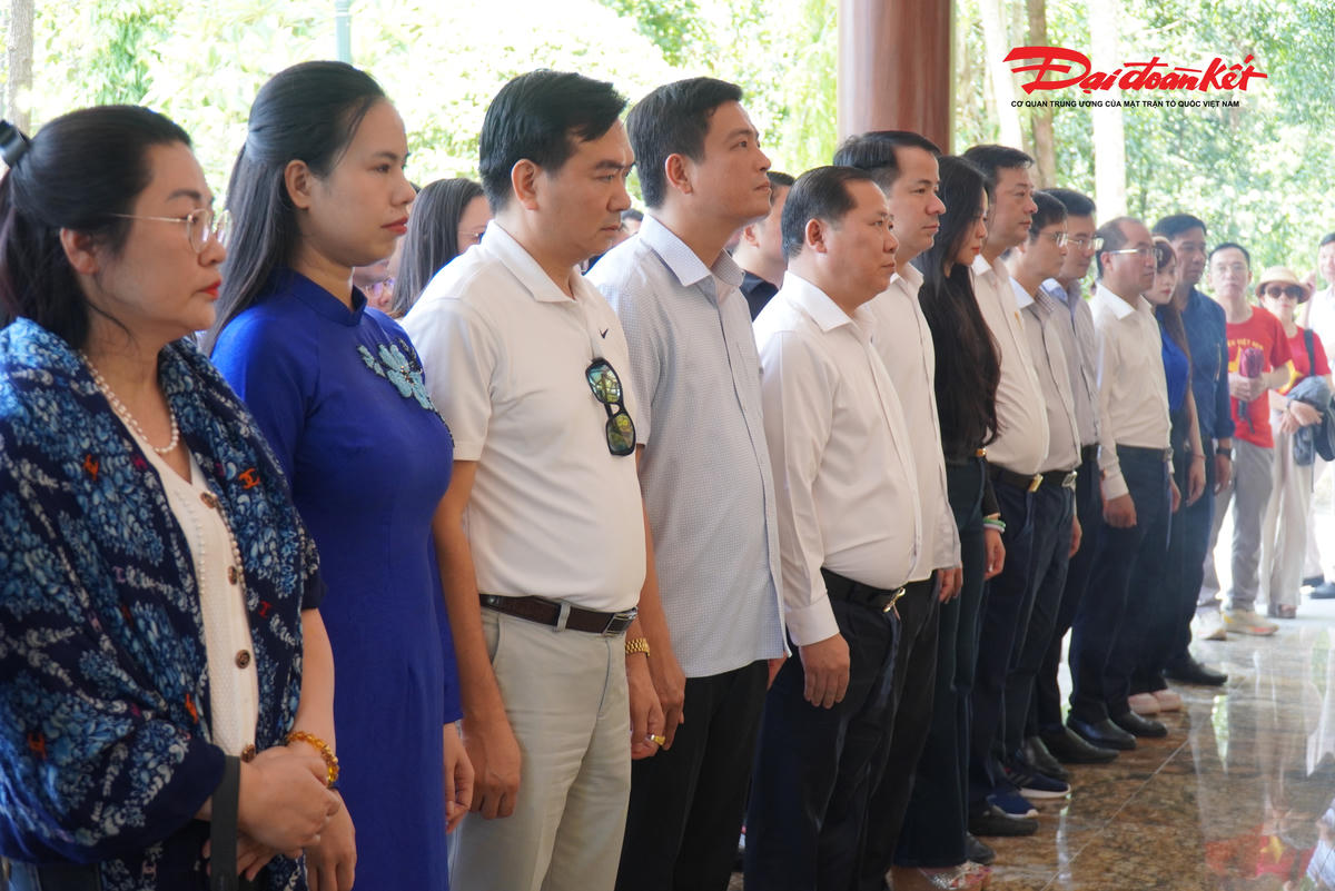 Ông Nguyễn Phi Long và Đoàn công tác dâng hương tại Nhà bia tưởng niệm các liệt sĩ thanh niên xung phong toàn quốc. Ảnh: HN.