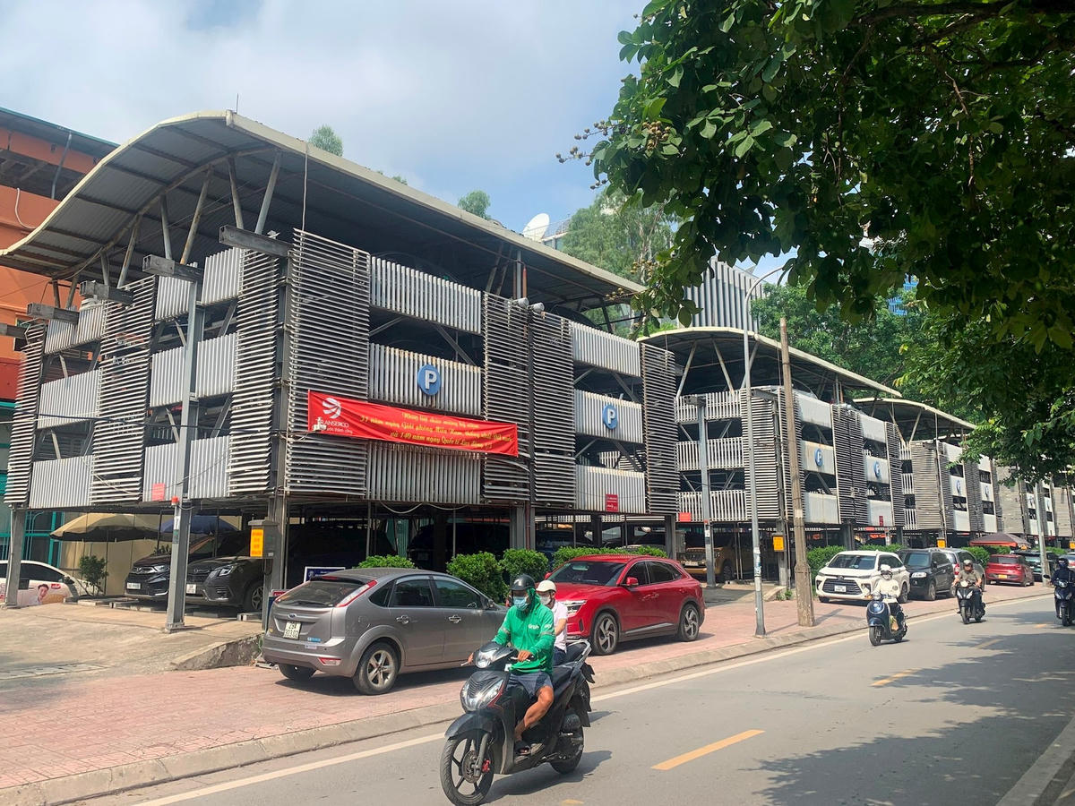 Bãi đỗ xe trên phố Nguyễn Công Hoan (Hà Nội) được xây dựng theo công nghệ Hàn Quốc, gồm 17 block cao 4 tầng. Ảnh: L.T.