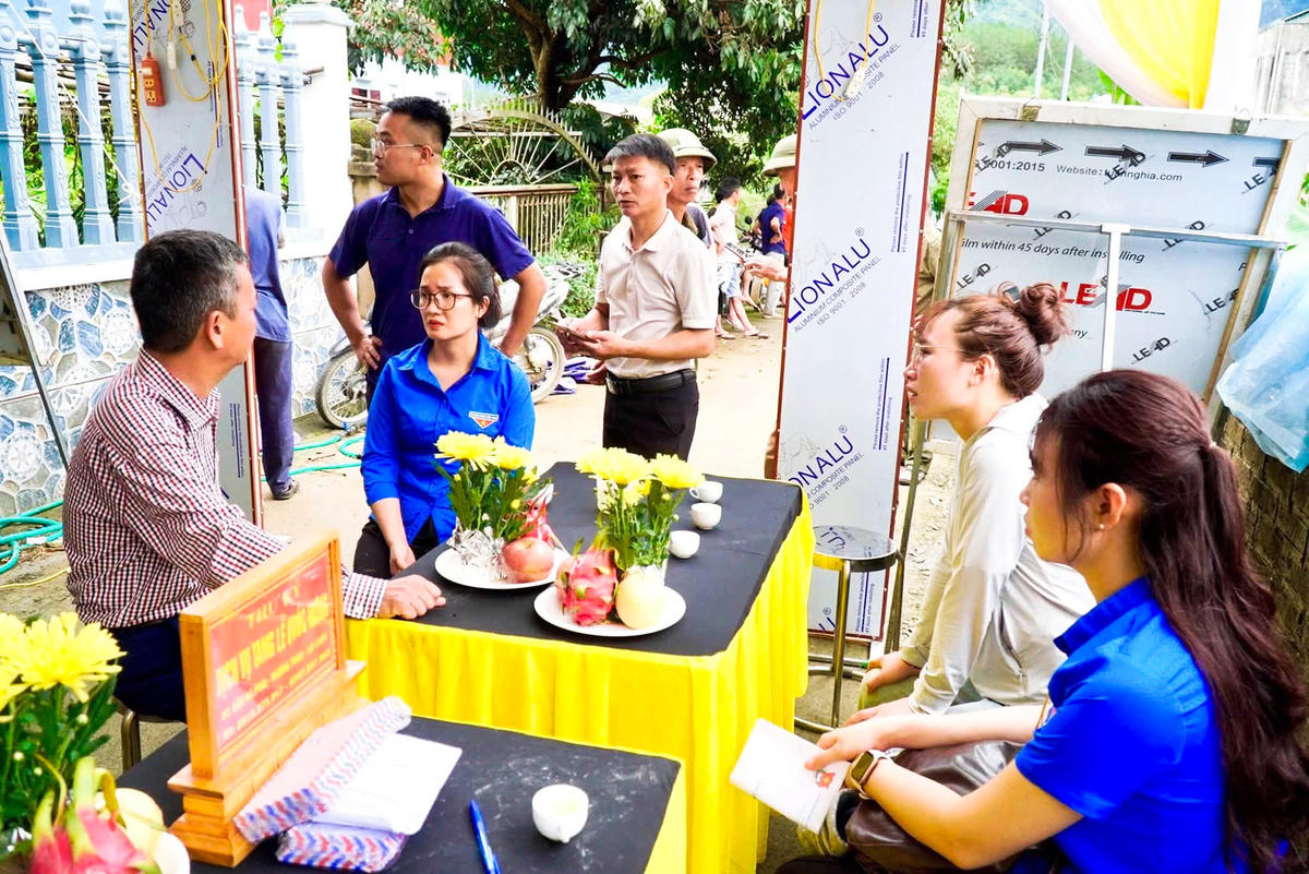 Chính quyền địa phương cho biết, từ hôm xảy ra trận lũ quét, các cơ quan chức năng cử lực lượng xuống hỗ trợ, các địa phương lân cận, nhà hảo tâm cũng hỗ trợ bằng tiền mặt, nhu yếu phẩm, các suất cơm. Xã bố trí các tổ như tổ hậu cần, tổ hậu sự, tiền tuyến để cùng bà con khắc phục thiệt hại. Ảnh: Cổng TTĐT xã Mường Than.