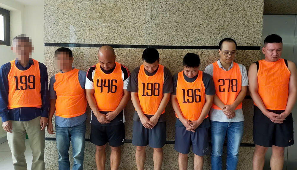 Nguyễn Sơn Tùng và những người trong đường dây cá độ. Ảnh: CATH