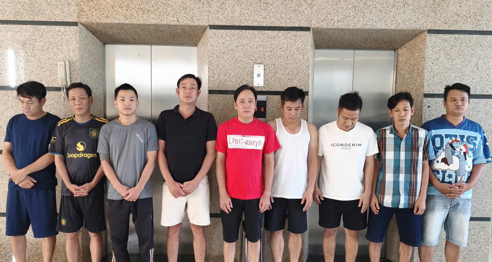 Vũ Văn Phương và những người trong đường dây tổ chức cá độ bóng đá. Ảnh: CATH