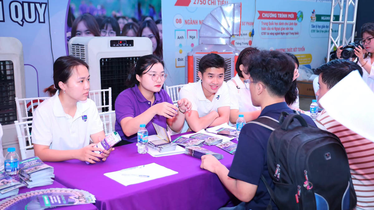 Thí sinh tìm hiểu thông tin tại Ngày hội Lựa chọn nguyện vọng xét tuyển đại học, cao đẳng 2026. Ảnh: VNU.