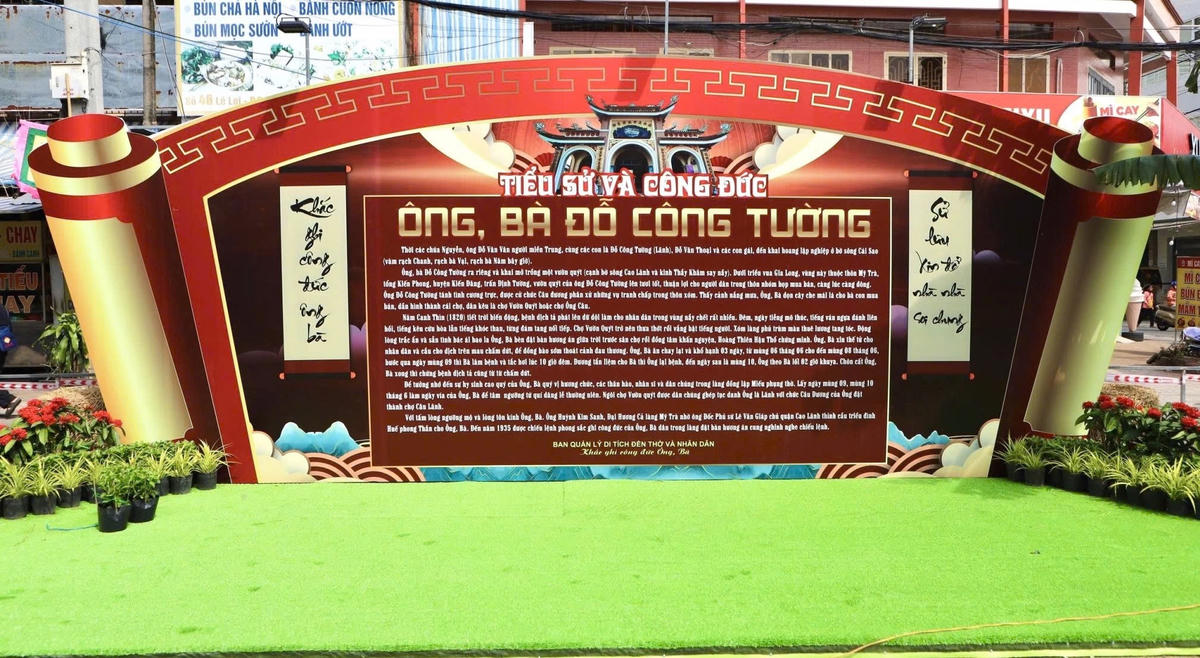 Bảng giới thiệu tiểu sử và công đức ông, bà Đỗ Công Tường tại khu vực tổ chức lễ. (Ảnh: Liễu Hiền).