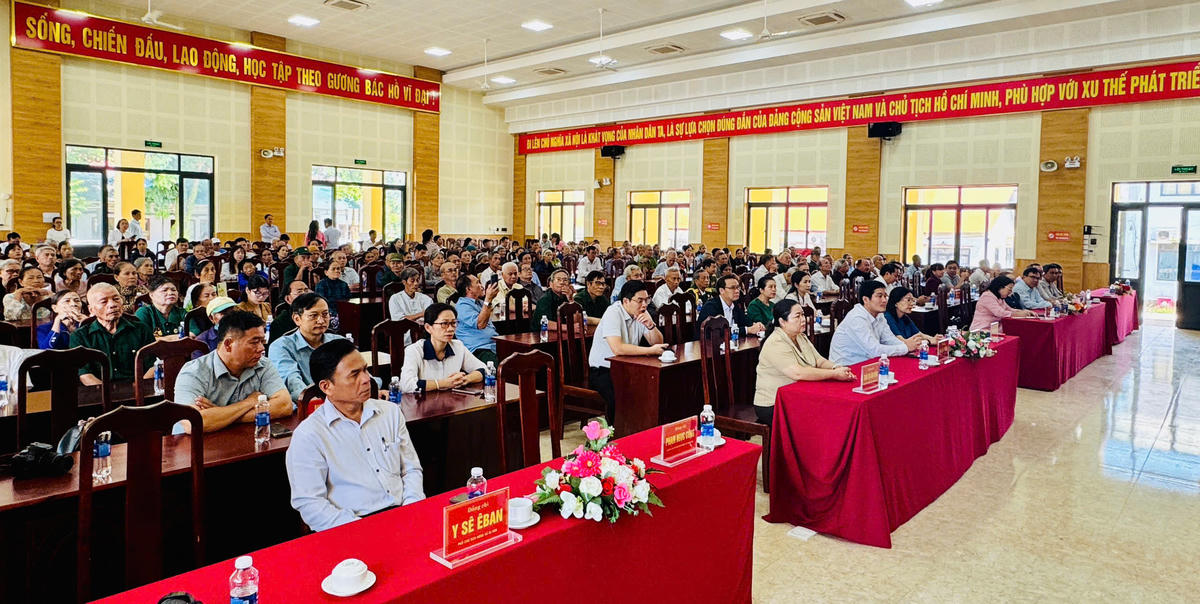 Các đại biểu dự buổi trao quà. Ảnh: Thanh Nga.