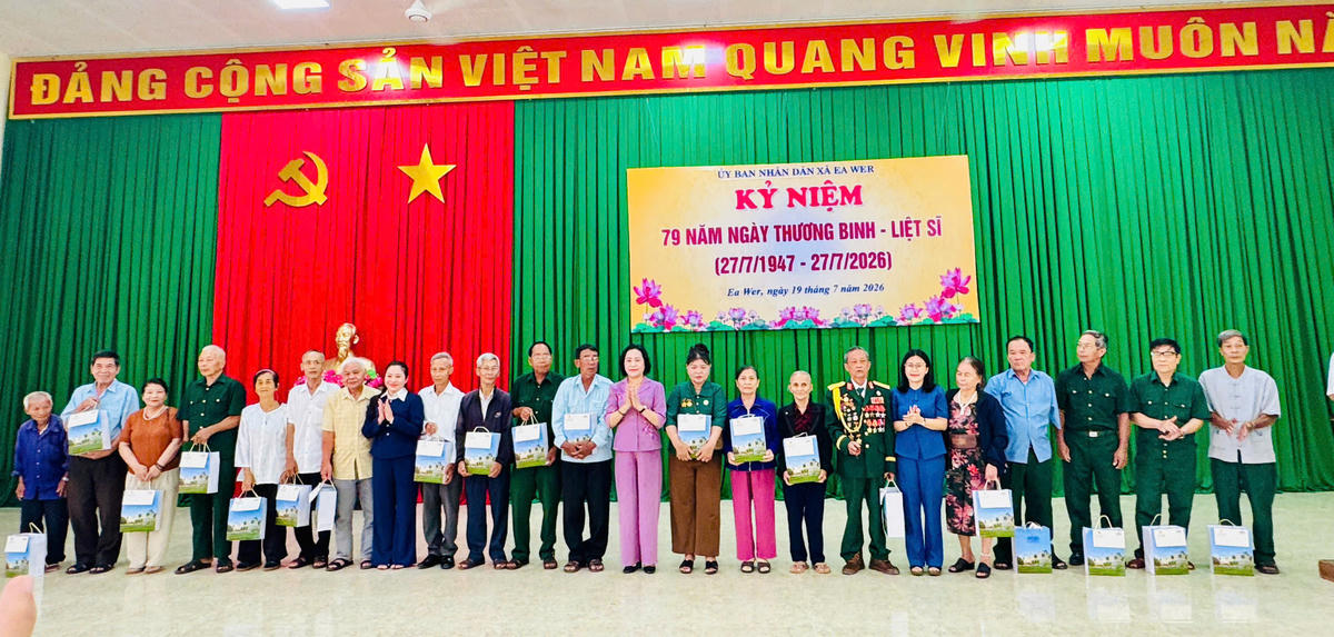 Phó Chủ tịch Quốc hội Nguyễn Thị Thanh và đoàn công tác trao tặng quà cho người có công. Ảnh: Thanh Nga.
