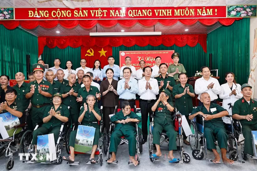 Chủ tịch Quốc hội Trần Thanh Mẫn với đại biểu và thương binh tại Trung tâm điều dưỡng Thương binh và Người có công Long Đất ở ấp Hải Sơn, xã Long Hải, Thành phố Hồ Chí Minh. (Ảnh: Doãn Tấn/TTXVN).