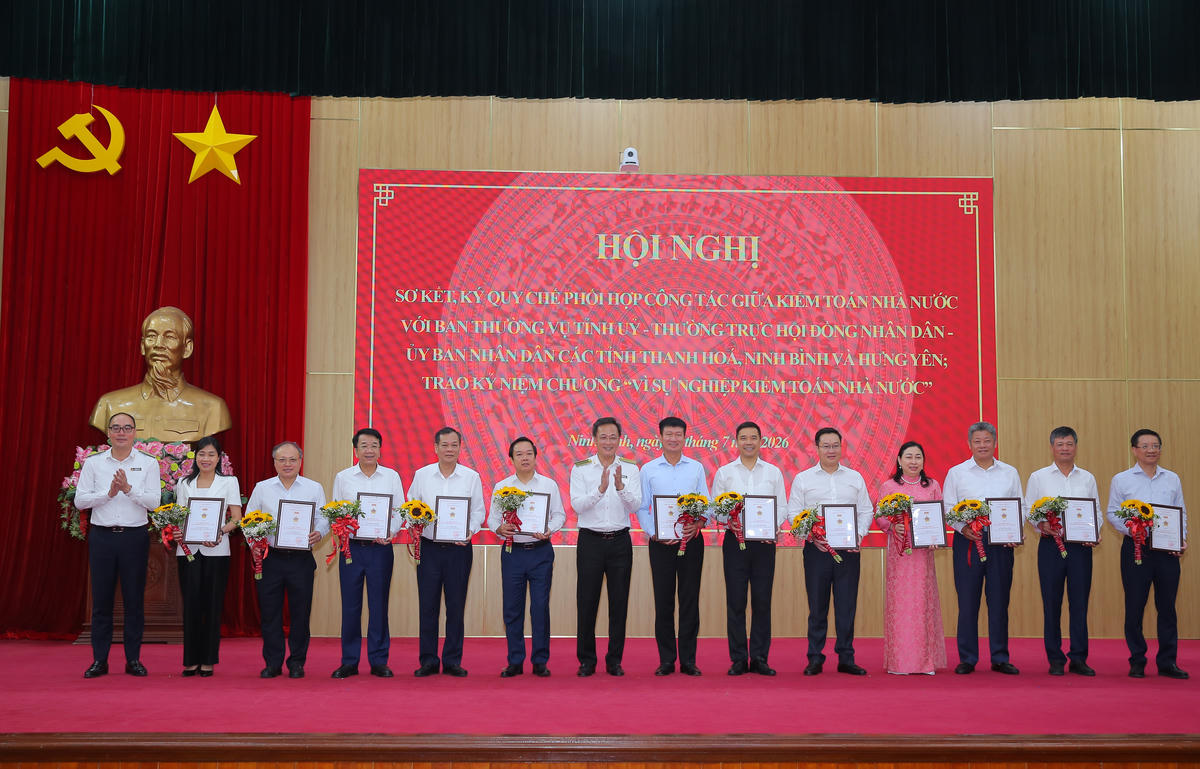 Tổng Kiểm toán nhà nước Nguyễn Hữu Nghĩa trao tặng Kỷ niệm chương “Vì sự nghiệp KTNN ” cho 15 lãnh đạo thuộc các tỉnh Thanh Hóa, Ninh Bình, Hưng Yên đã có nhiều công lao đóng góp đối với sự nghiệp xây dựng và phát triển KTNN trong thời gian qua. Ảnh: Diệu Thiện