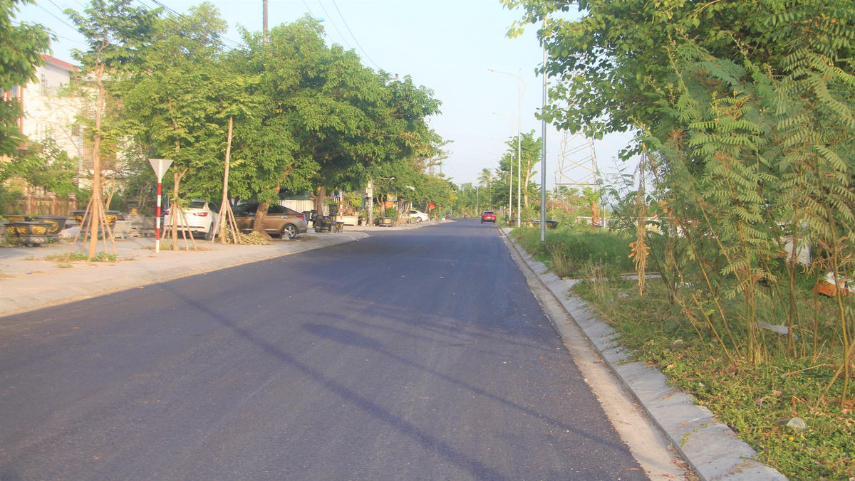 Đường Hà Huy Tập, thuộc đường bao Nguyễn Hoàng hoàn thiện thảm nhựa. Ảnh: Nguyễn Tín.
