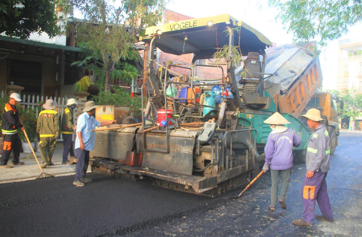 Nhiều công nhân, máy móc được huy động thảm nhựa tại đường Nguyễn Thị Minh Khai. Ảnh: Nguyễn Tín.