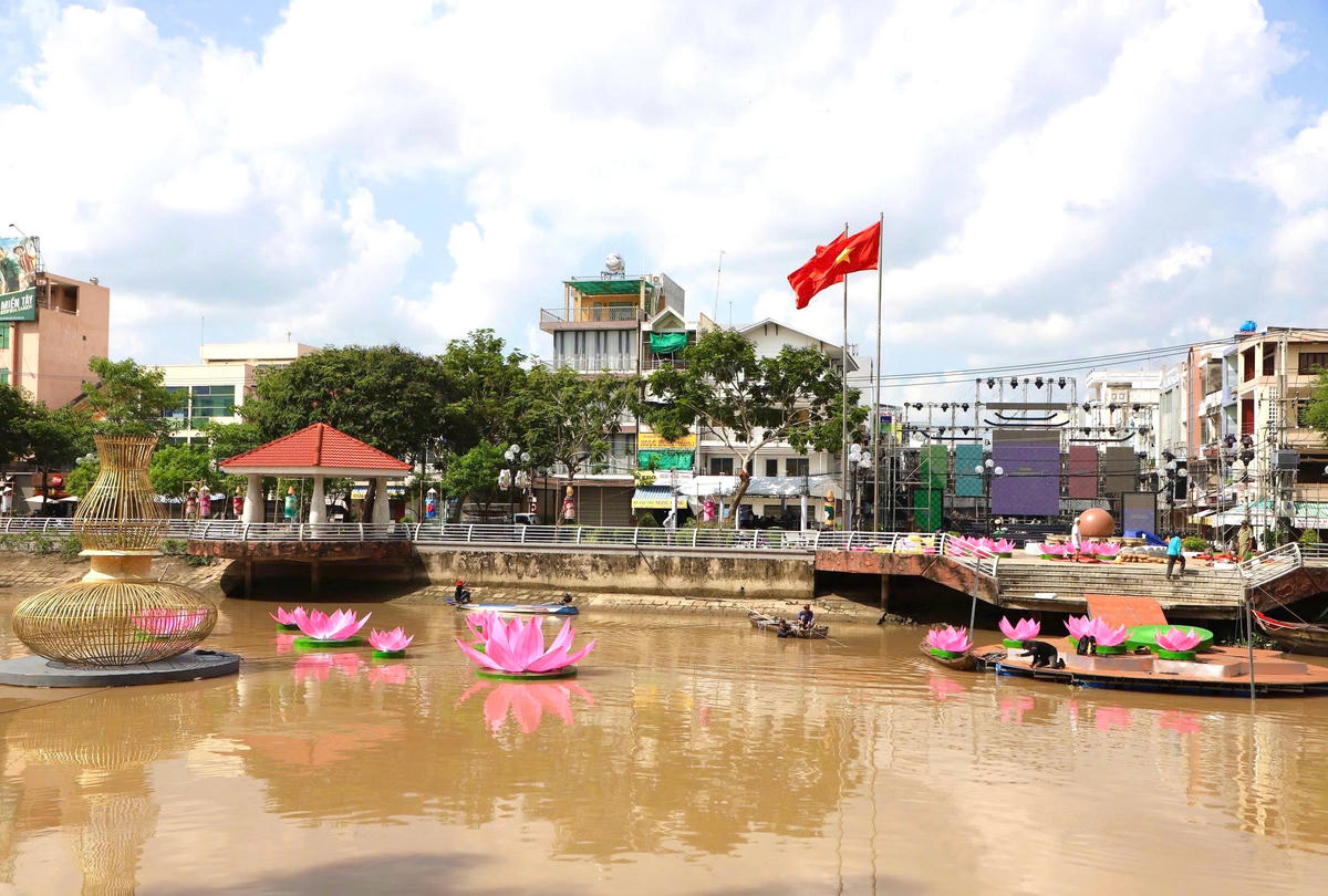 Công viên Hai Bà Trưng được trang trí phục vụ các hoạt động trong Lễ giỗ ông, bà Đỗ Công Tường lần thứ 206. (Ảnh: Liễu Hiền).