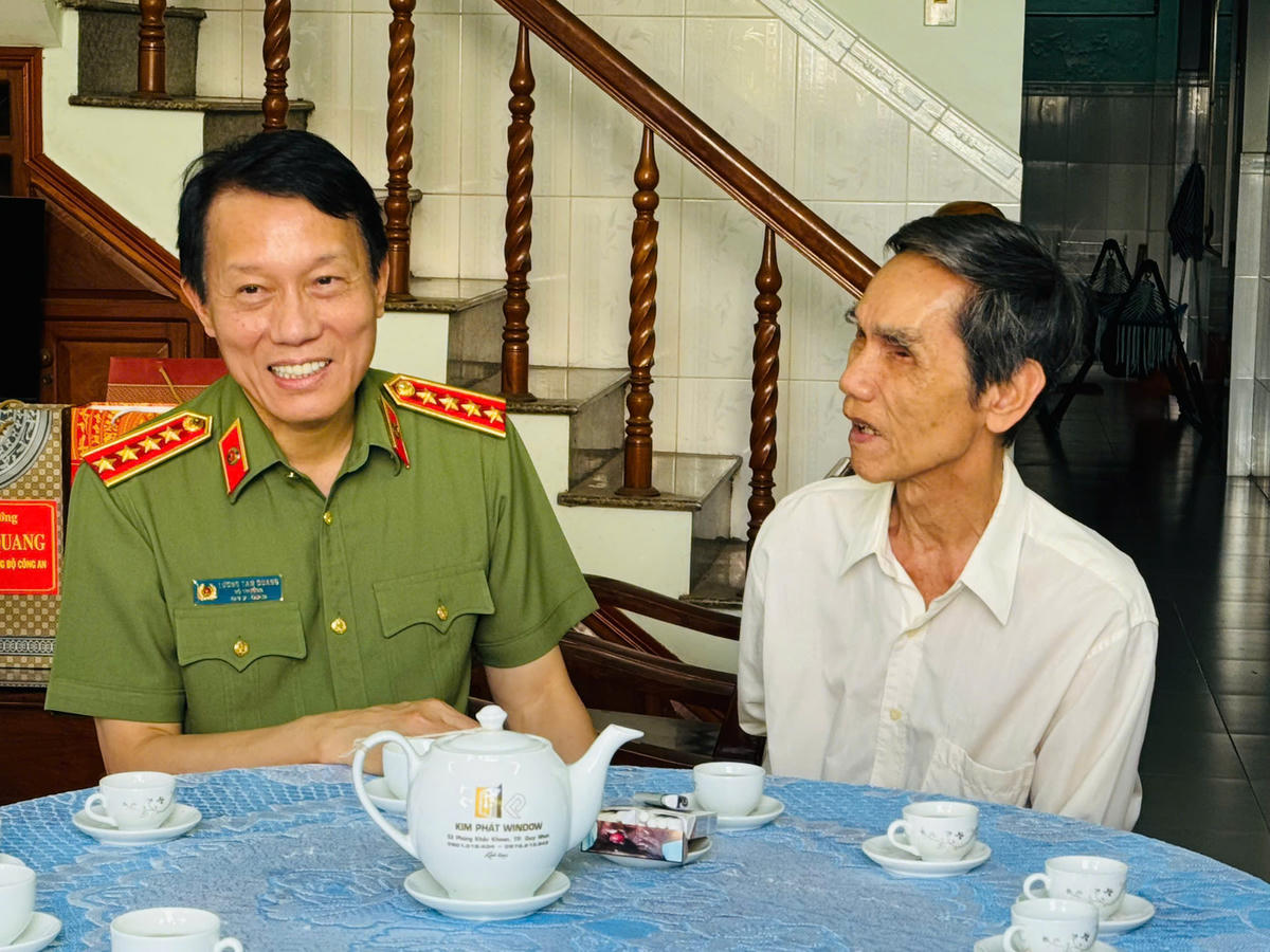 Đại tướng Lương Tam Quang, Bộ trưởng Bộ Công an thăm hỏi gia đình chính sách trên địa bàn tỉnh Gia Lai. Ảnh: CĐ.