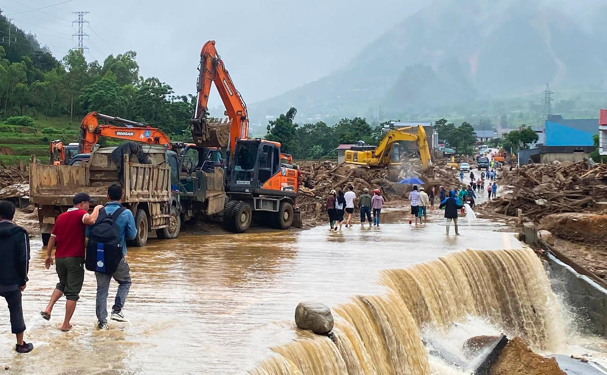 Đến 13h chiều 19/7, với sự nỗ lực của các lực lượng quốc lộ 32 đoạn bản Đội 11 đã được thông tuyến, đảm bảo cho các phương tiện lưu thông. Ảnh: Cổng TTĐT xã Mường Than.