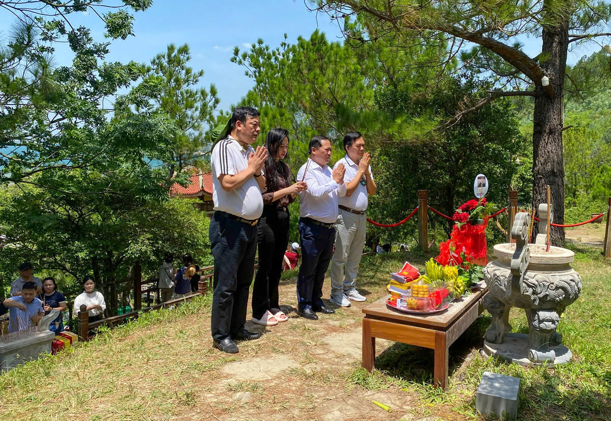 Đoàn công tác của Đảng ủy MTTQ, các đoàn thể Trung ương viếng khu mộ Đại tướng Võ Nguyên Giáp. Ảnh: MT.