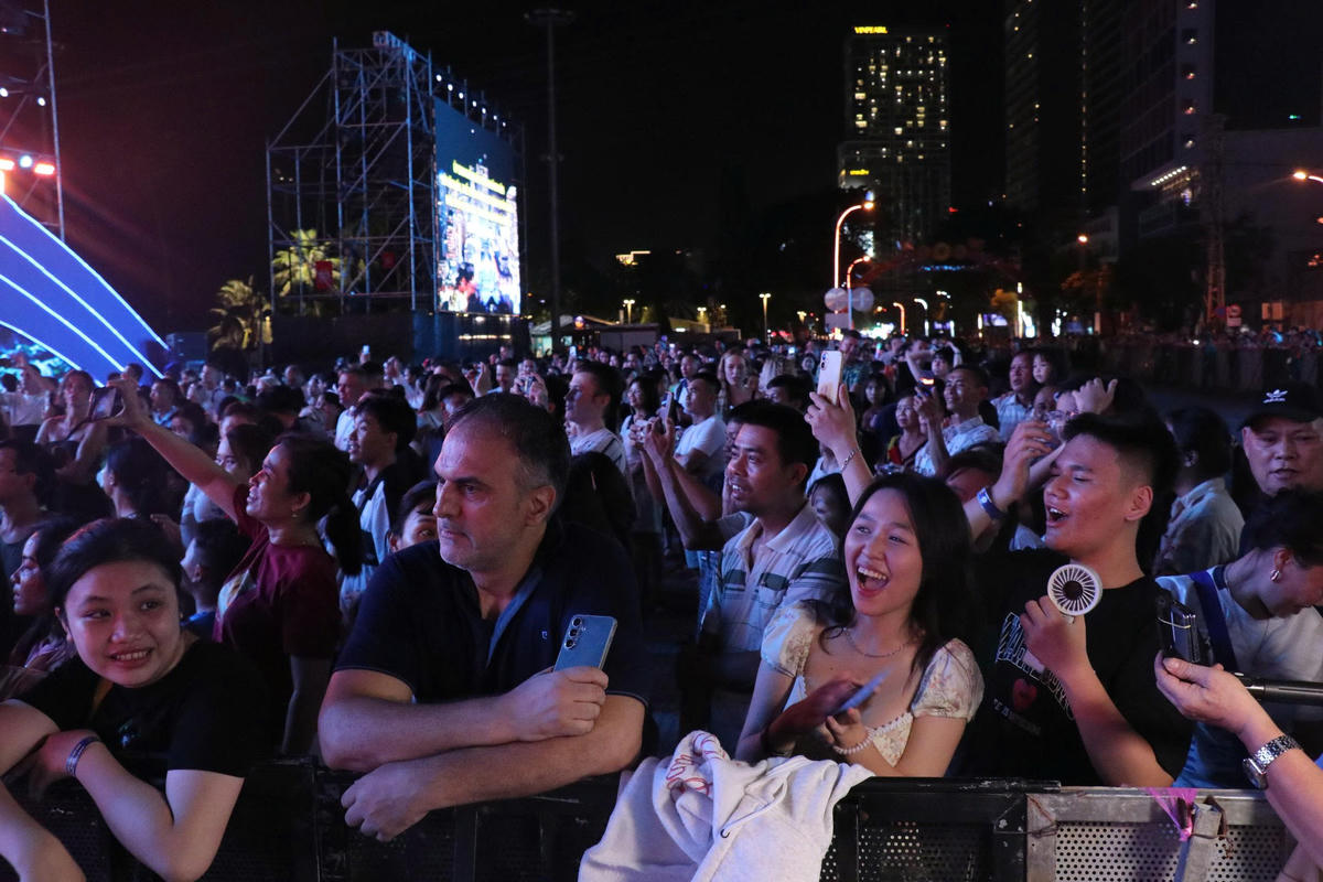 Đông đảo du khách và người dân, tham gia tại chương trình bế mạc Festival Biển Khánh Hòa 2026.
