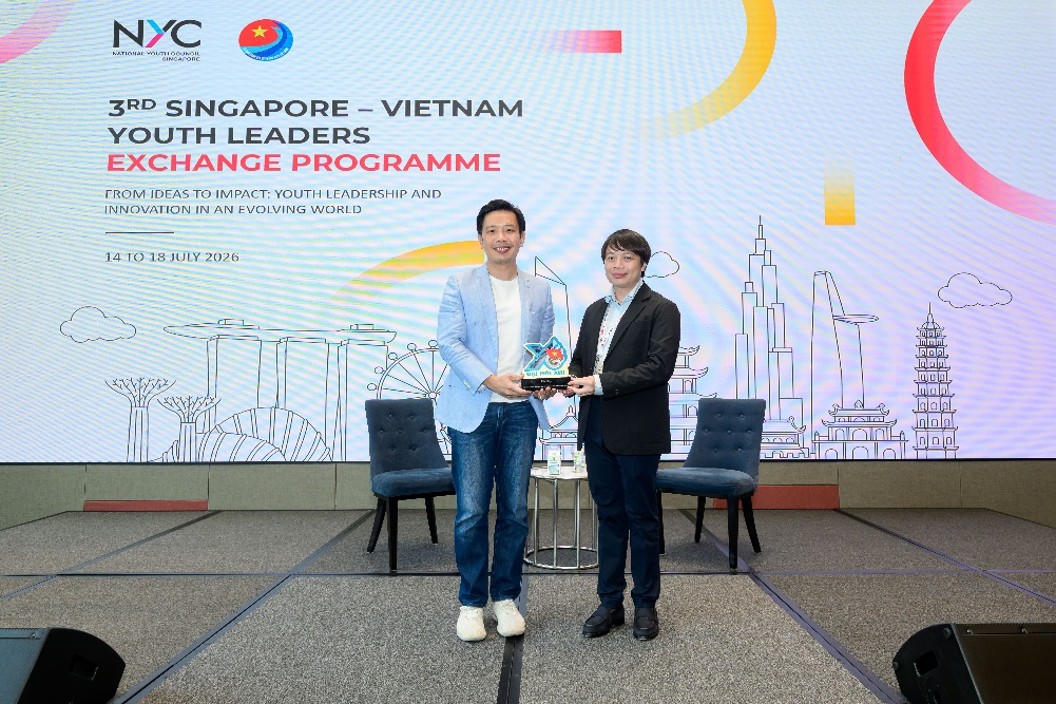 Đồng chí Nguyễn Hữu Tú trao tặng quà lưu niệm cho đại diện Hội đồng Thanh niên Quốc gia Singapore, thể hiện tình cảm hữu nghị giữa thanh niên hai nước. Ảnh: PV