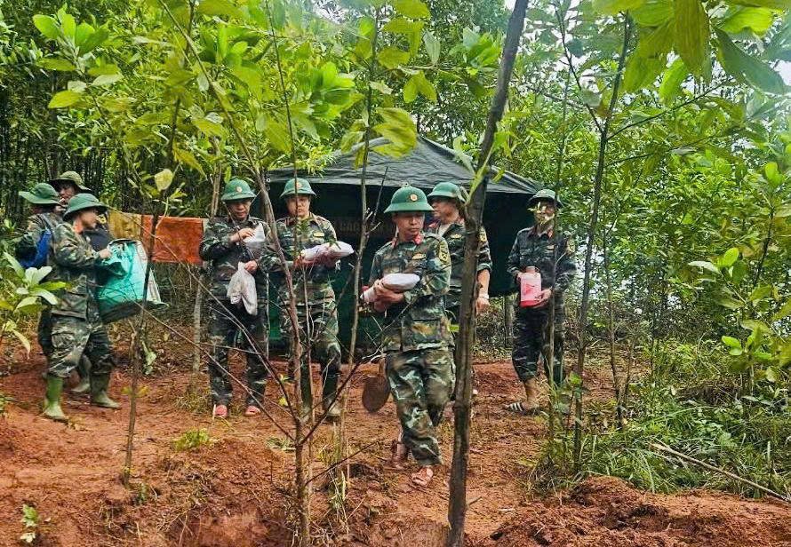 Đội Quy tập 584 (Phòng Chính trị, Bộ Chỉ huy Quân sự tỉnh Quảng Trị) mang trên mình nhiệm vụ đặc biệt: Tìm kiếm, quy tập hài cốt các liệt sĩ đã anh dũng hy sinh trong các cuộc kháng chiến tại tỉnh Savannakhet (Lào) và trên chính quê hương Quảng Trị. Ảnh: N.V.
