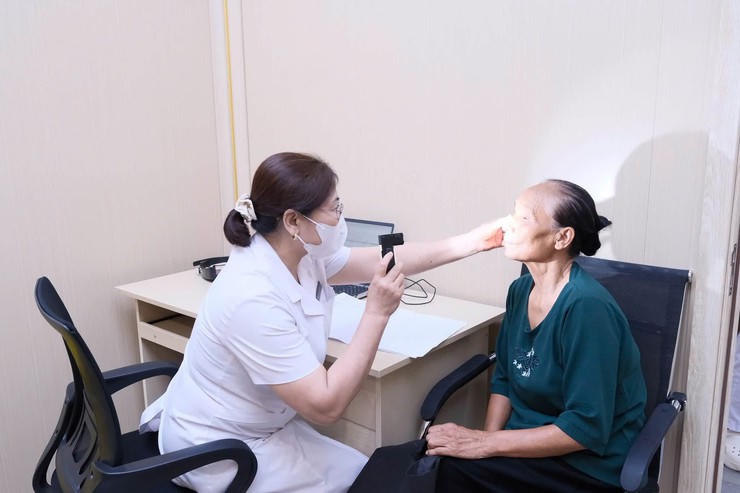 Khám sức khỏe người cao tuổi tại Bệnh viện Lão khoa Hà Nội. Ảnh: BVCC.