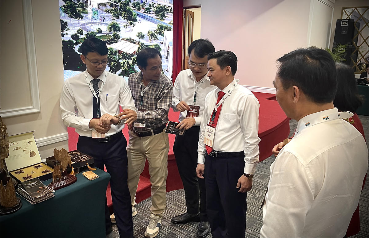 Các đại biểu trao đổi với nhau bên lễ hội nghị ,ảnh Thùy Trang