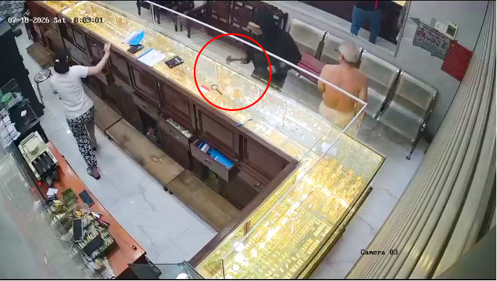 Ngay khi vừa vào được bên trong thì đối tượng đã sử dụng dụng cụ phá tủ kính và thực hiện hành vi cướp tài sản. Ảnh CACC