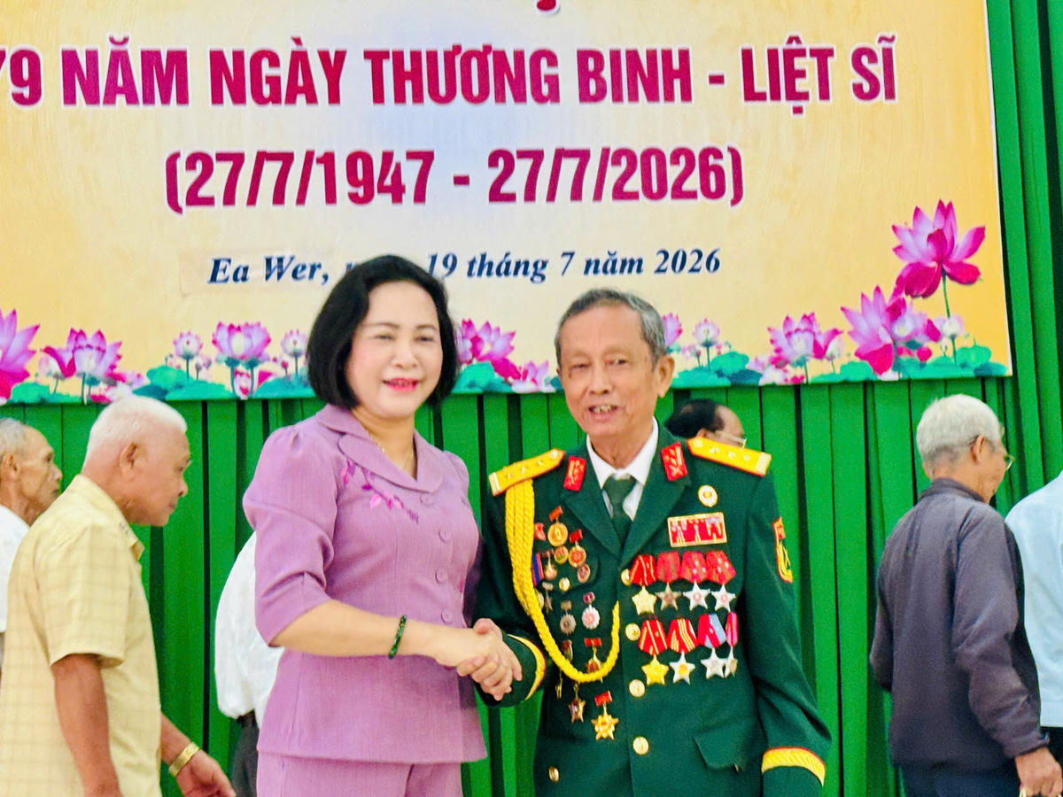 Phó Chủ tịch Quốc hội Nguyễn Thị Thanh ân cần thăm hỏi người có công với cách mạng. Ảnh: Thanh Nga.