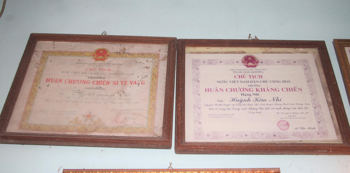 Nhiều bằng khen, Huân chương kháng chiến của Tổ quốc ghi công chồng và con của Mẹ Việt Nam Anh hùng Ngô Thị Lang. Ảnh: Chí Đại.