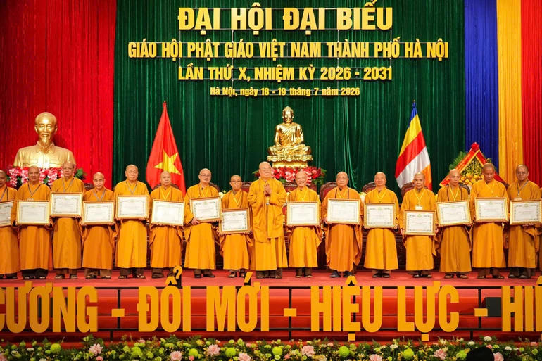 Trưởng lão Hòa thượng Thích Thanh Nhiễu tặng Bằng tuyên dương công đức đến Ban Trị sự GHPG Việt Nam thành phố Hà Nội. Ảnh: PV