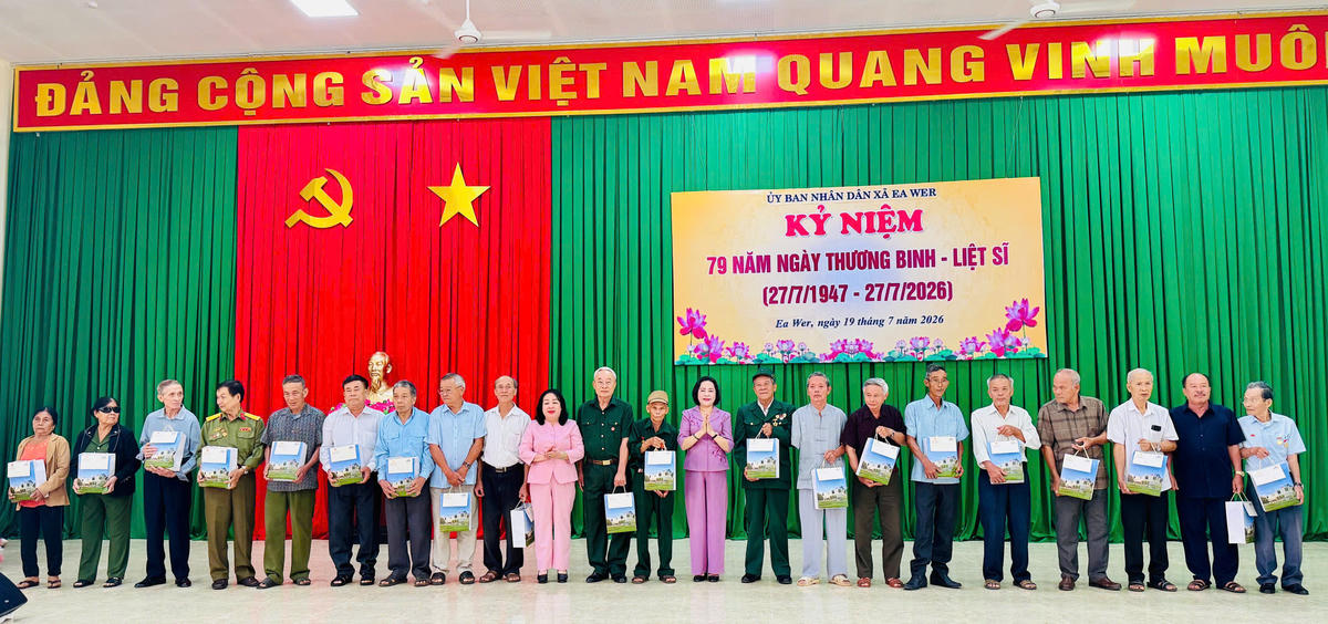 Ủy viên Ban Chấp hành Trung ương Đảng, Phó Chủ tịch Quốc hội Nguyễn Thị Thanh và Phó Bí thư Thường trực Tỉnh ủy, Chủ tịch HĐND tỉnh Cao Thị Hòa An tặng quà cho người có công. Ảnh: Thanh Nga.