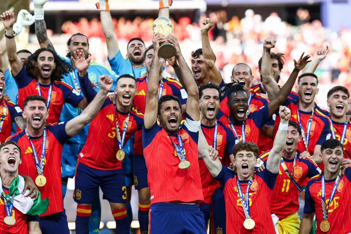 Đội trưởng đội tuyển Tây Ban Nha Rodri cùng các đồng đội nâng cao chiếc cúp vô địch World Cup 2026. Nguồn: Getty Images.