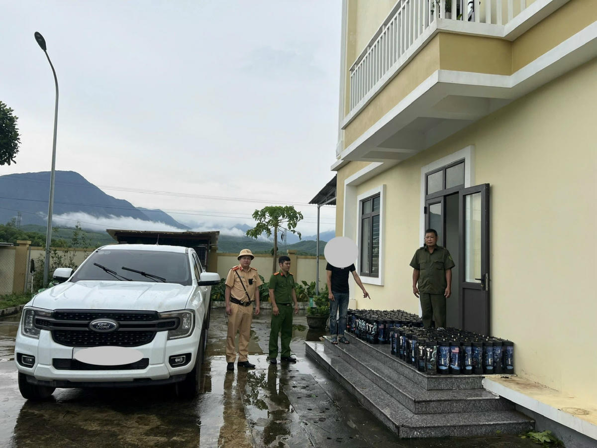 Lực lượng chức năng làm việc với lái xe và thu giữ tang vật vi phạm.